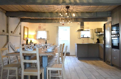 Amonines House | Holiday Home Érezée near River and Forest