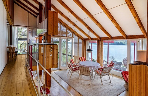 Sipplingen House | Holiday Home "Adlerhorst Über Dem Bodensee" with Panoramic Glazing, Terrace and Lake View