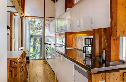 Sipplingen House | Holiday Home "Adlerhorst Über Dem Bodensee" with Panoramic Glazing, Terrace and Lake View