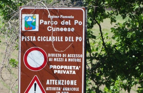 Moretta House | Holiday Home "Agriturismo Casa de Colores Giallo" with Shared Garden & Wi-Fi