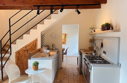 Costitx House | Holiday Home 'Apartamento Arco' with Mountain View, Shared Pool and Wi-Fi