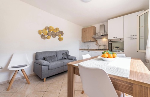 Domus de Maria House | Holiday Home 'Appartamento in Villa Gelsomino' with Mountain View, Garden, A/C & Wi-Fi