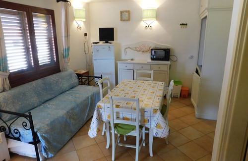 Aglientu House | Holiday Home 'Appartamento Residence Mirice' with Shared Pool, Wi-Fi and Air Conditioning