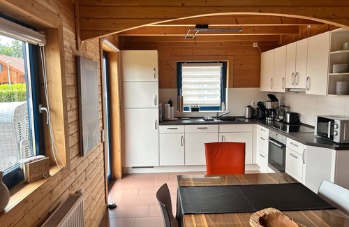 Walchum House | Holiday Home 'Auszeit Am See' with Lake View, Private Terrace and Wi-Fi