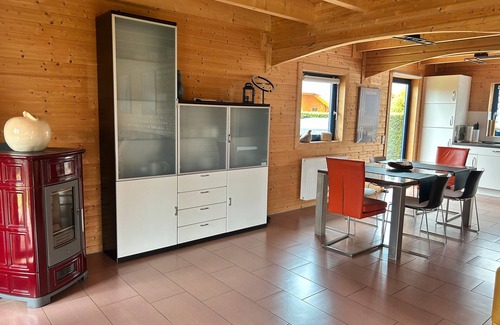 Walchum House | Holiday Home 'Auszeit Am See' with Lake View, Private Terrace and Wi-Fi