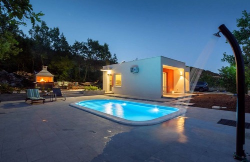 Muc Cottage | Holiday home Begy with private heated pool