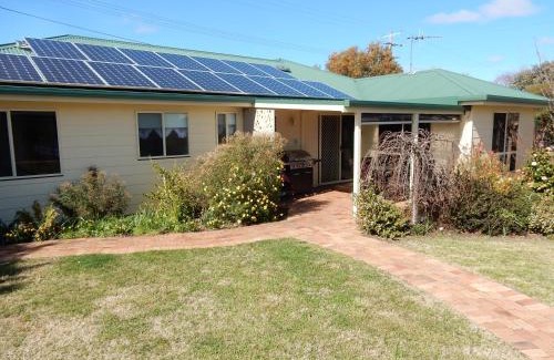 Akaroa House | Holiday home by the beach in St Helens