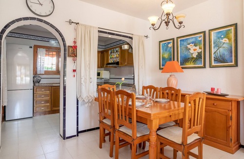 Los Arenales del Sol House | Holiday Home 'Casa Pista' with Shared Pool, Wi-Fi and Air Conditioning