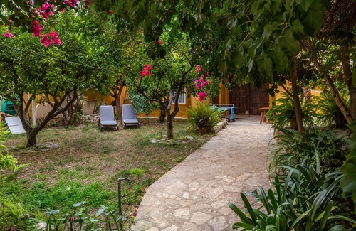 Sencelles House | Holiday Home 'Ca Na Pereta' with Private Terrace, Private Garden and Wi-Fi