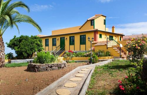 Montijos House | Holiday Home Camino La Candelaria-2 by Interhome