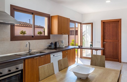 Ariany House | Holiday Home Cas Padrins de ses Tanques with Wi-Fi, Garden, Terrace & Pool