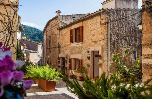 S'Arxiduc Apartment | Holiday Home “Casa Macarena” with Terraces, Mountain View & WiFi; Parking Available in the Street