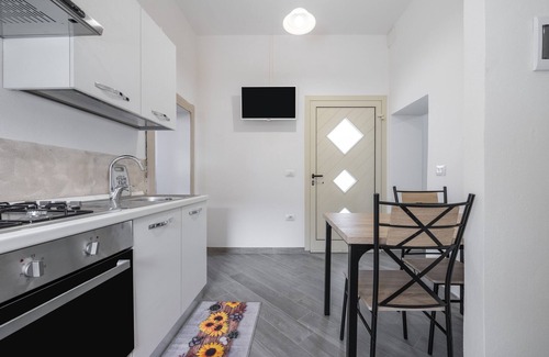 Assemini House | Holiday Home 'Casa Manu' with Private Terrace, Wi-Fi and Air Conditioning
