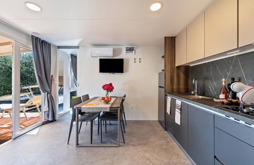 Montioni Apartment | Holiday Home "Casa Mobile Casa Est Garda" with Lake View, Shared Pool & Wi-Fi