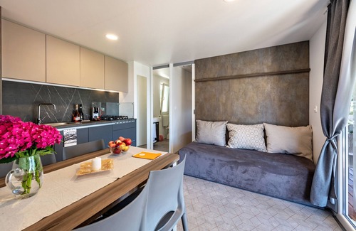 Montioni Apartment | Holiday Home "Casa Mobile Casa Est Garda" with Lake View, Shared Pool & Wi-Fi
