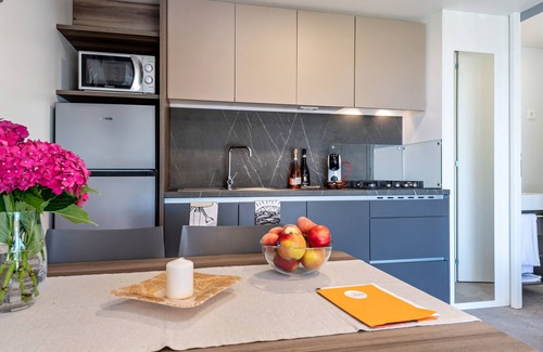 Montioni Apartment | Holiday Home "Casa Mobile Casa Est Garda" with Lake View, Shared Pool & Wi-Fi