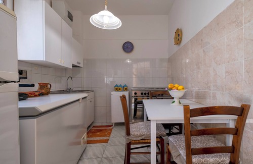 San Lorenzo House | Holiday Home 'Casa Ottula' with Private Garden, Wi-Fi and Air Conditioning
