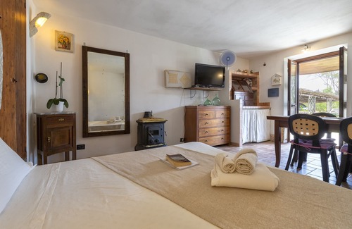 Sorso House | Holiday Home 'Casa Pergolato' with Terrace, Shared Garden & Wi-Fi