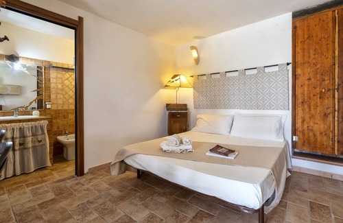 Sorso House | Holiday Home 'Casa Pergolato' with Terrace, Shared Garden & Wi-Fi