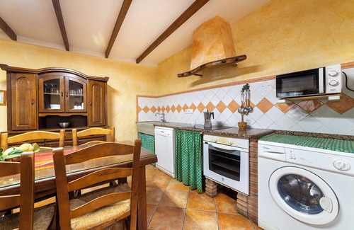 Laroya House | Holiday Home 'Casa Rural Matasiete' with Mountain View, Shared Pool and Wi-Fi