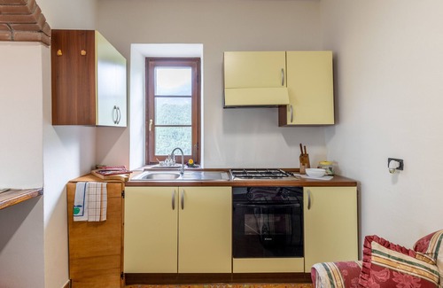 Bagnone House | Holiday Home 'Casa Stupenda a Bagnone' with Mountain View, Private Pool and Wi-Fi
