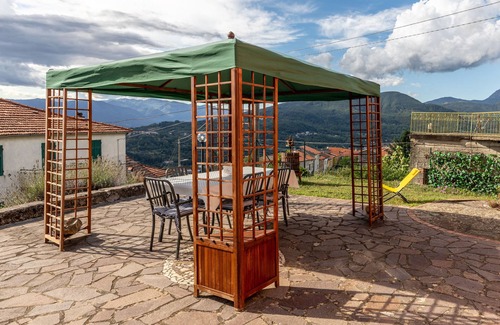 Bagnone House | Holiday Home 'Casa Stupenda a Bagnone' with Mountain View, Private Pool and Wi-Fi