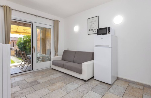 Pittulongu House | Holiday Home 'Casa Vacanze Lo Squalo' with Wi-Fi and Air Conditioning