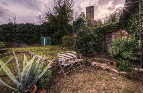 Bagnone House | Holiday Home 'Casale La Compagnia' with Mountain View, Private Garden and Wi-Fi