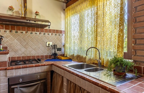 Marina di Massa House | Holiday Home 'Casina Del Glicine'