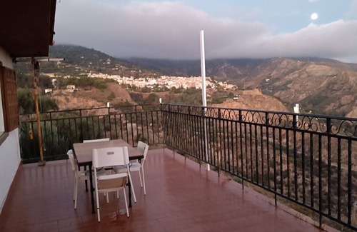 Lanjaron House | Holiday Home 'Chalet Venta Del Aire' with Mountain View, Wi-Fi and Air Conditioning