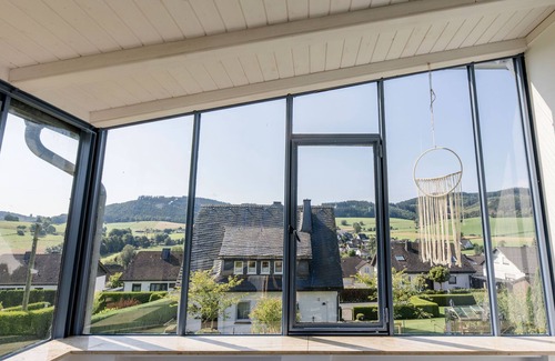 Eslohe House | Holiday Home 'Dorfhaus1953' with Shared Terrace, Shared Garden and Wi-Fi