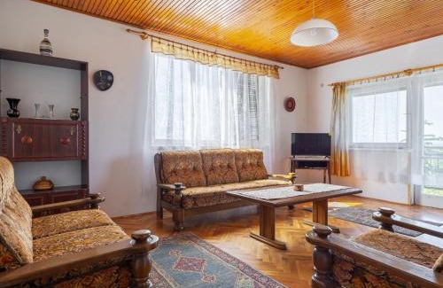 Belatelep House | Holiday Home Dahlia by Interhome