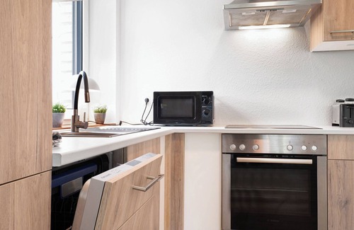 Lembruch House | Holiday Home 'Das Strandhaus' with Private Terrace, Private Garden and Wi-Fi