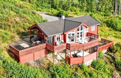 Tysnes House | Holiday Home Elistova by Interhome