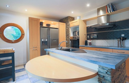 Guimaec House | Holiday Home 'Entre Terre Et Mer' with Private Terrace, Private Garden and Wi-Fi