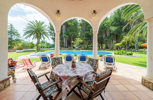 Miami Platja Villa | Holiday home for families with swimming pool, tennis court & many other facilities
