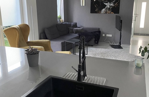 Henstedt-Ulzburg House | Holiday Home 'Fancy Bungalow Rand Hamburg' with Private Terrace, Shared Garden and Wi-Fi