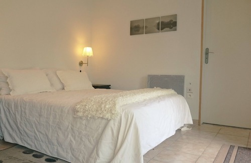 Noyant-Villages Apartment | Holiday home for 4, heated pool, games room, garden.Central for main attractions