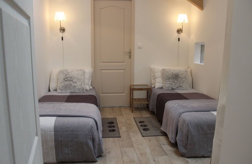 Noyant-Villages Apartment | Holiday home for 4, heated pool, games room, garden.Central for main attractions