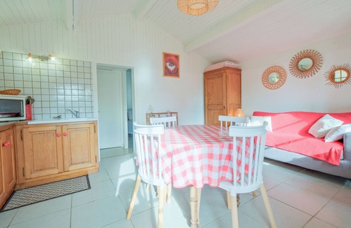 Allemans House | Holiday Home 'Gîte Le Moutat-Le Châlet' with Private Terrace