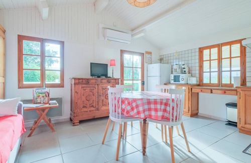 Allemans House | Holiday Home 'Gîte Le Moutat-Le Châlet' with Private Terrace