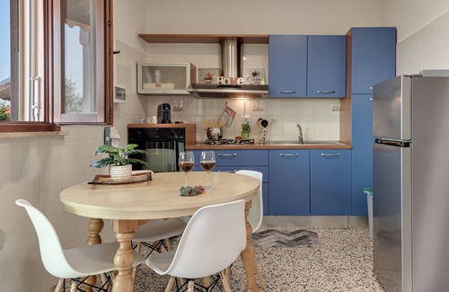 Cerreto Guidi House | Holiday Home 'Girasole Apartment' with Shared Pool, Private Terrace and Air Conditioning
