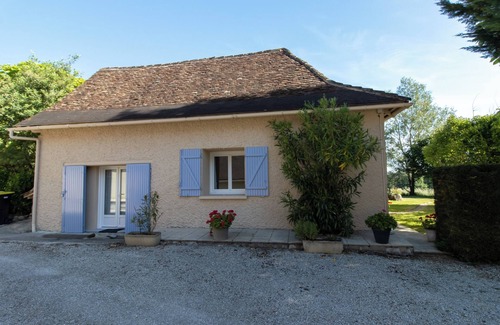 Ginestet House | Holiday Home 'Gîte À La Campagne' with Private Pool, Wi-Fi and Air Conditioning
