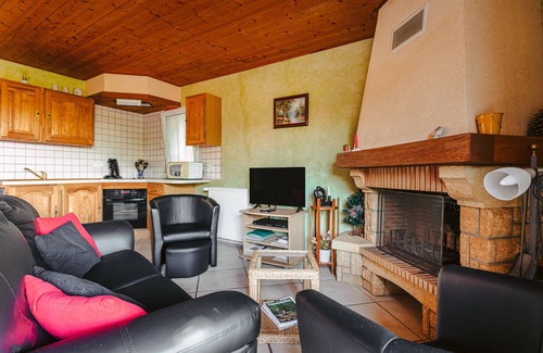 Marans House | Holiday Home 'Gîte Le Petit Sableau' with Pool and Spa, Private Terrace and Wi-Fi