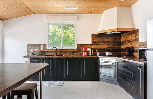 Marans House | Holiday Home 'Gîte Panda' with Pool and Hot Tub, Wi-Fi and Air Conditioning
