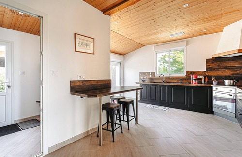 Marans House | Holiday Home 'Gîte Panda' with Pool and Hot Tub, Wi-Fi and Air Conditioning
