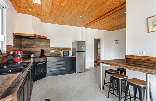 Marans House | Holiday Home 'Gîte Panda' with Pool and Hot Tub, Wi-Fi and Air Conditioning