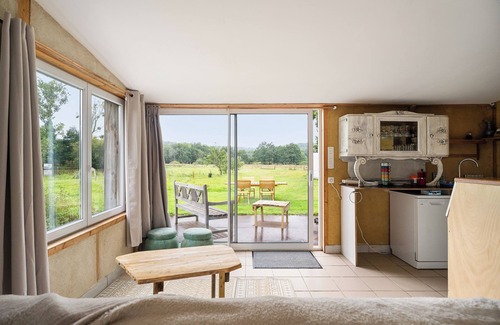 Broons House | Holiday Home 'Gîte Pour 4 Avec Sauna' with Shared Garden