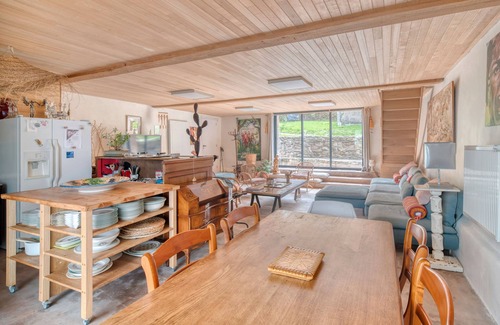 Dourgne House | Holiday Home 'Grange Spacieuse Et Élégante' with Lake View, Shared Pool and Wi-Fi