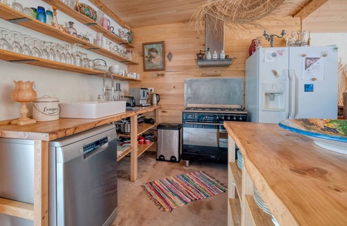 Dourgne House | Holiday Home 'Grange Spacieuse Et Élégante' with Lake View, Shared Pool and Wi-Fi